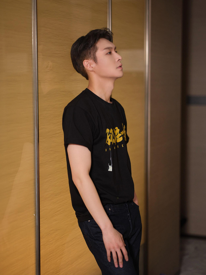 从被选择，到拥有选择权，张艺兴这一路走来，始终希望把自己热爱的事业做到极致。  新京报记者 郭延冰 摄