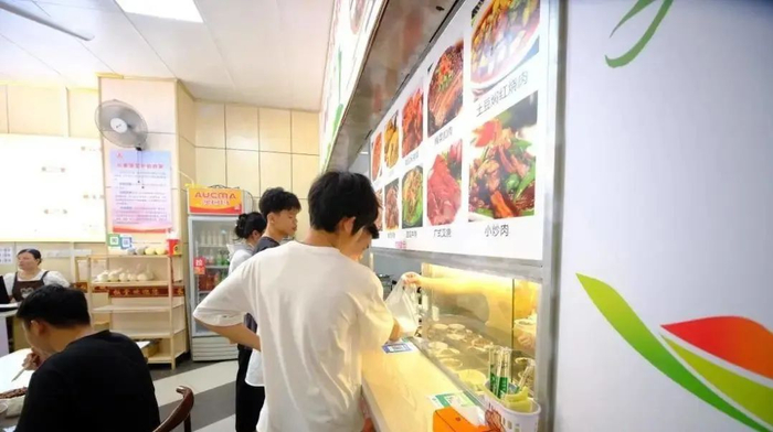 望州南路一长者饭堂，几个年轻人正在点餐。