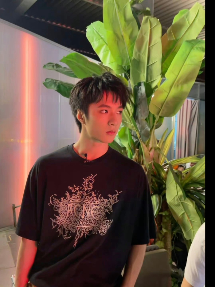 时代少年团-刘耀文 #刘耀文染发vs黑发#注意看,这两个男孩叫小刘
