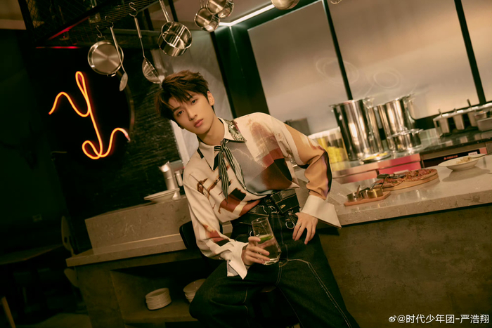 严浩翔生日九宫格大片 "属于回忆的暖色 "好温柔的一组风格啊