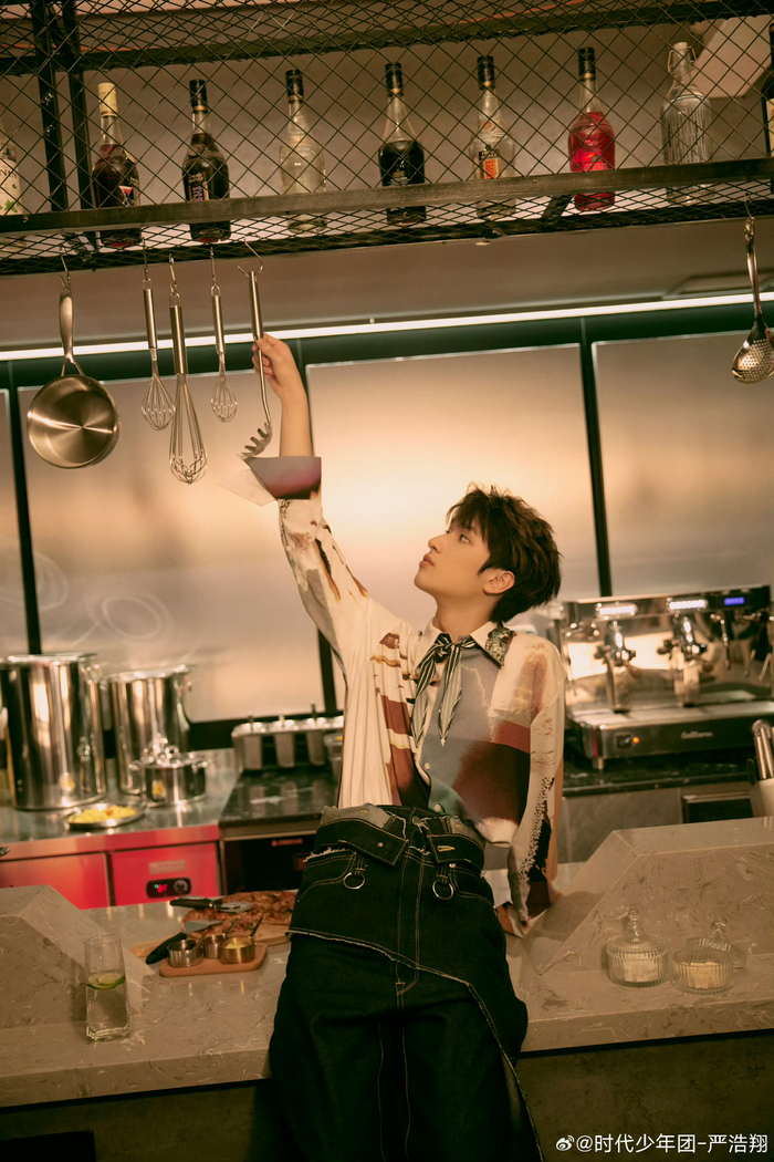 严浩翔生日九宫格大片 "属于回忆的暖色 "好温柔的一组风格啊