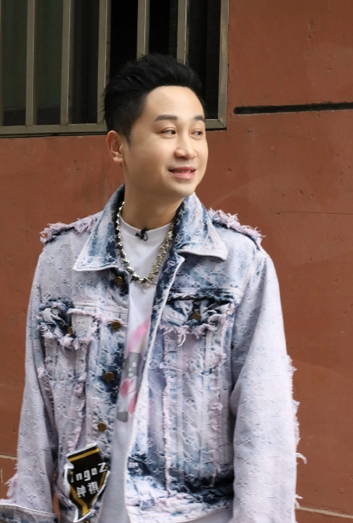 tangoz本名钟祺,是土生土长的杭州人.