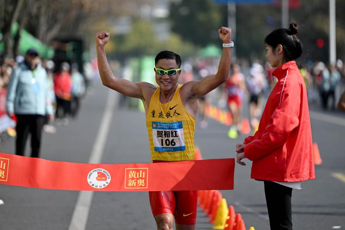 3月4日，贺相红以2小时22分55秒的成绩夺冠，并打破男子35公里竞走亚洲纪录。新华社记者黄博涵摄