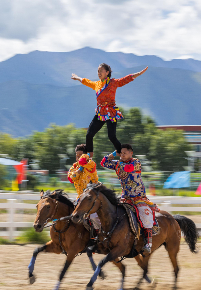 骑手在赛马大会现场表演马术(8月17日摄).新华社发(丁增尼达摄)