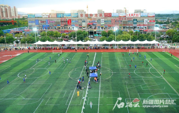 8月15日，在焉耆县第四中学的体育场上，两场足球赛同时开赛。石榴云/新疆日报记者 张万德摄