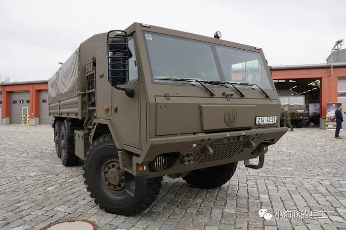 经典不过时,捷克狂购太拖拉军卡,内八字轮胎,世界独一份