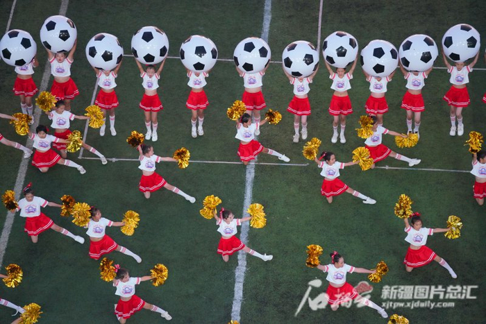 8月15日，焉耆县第四中学体育场上的开幕式表演。石榴云/新疆日报记者 张万德摄