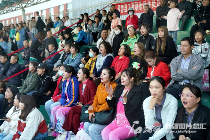 8月15日，在焉耆县第四中学的体育场看台上，观众们为球队呐喊助威。石榴云/新疆日报记者 张万德摄