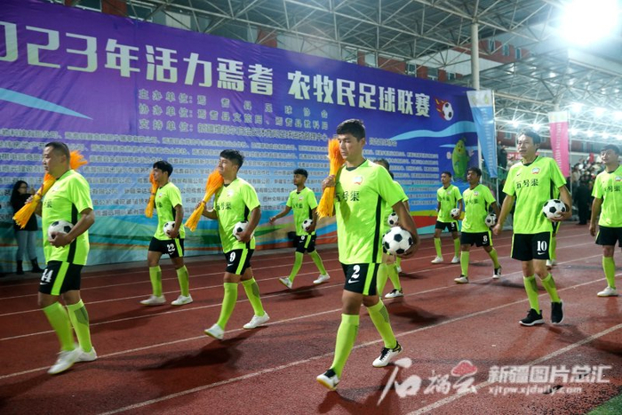 8月15日，在焉耆县第四中学的体育场上，这支队伍的队员扛着小麦入场宣传家乡小麦。石榴云/新疆日报记者 张万德摄