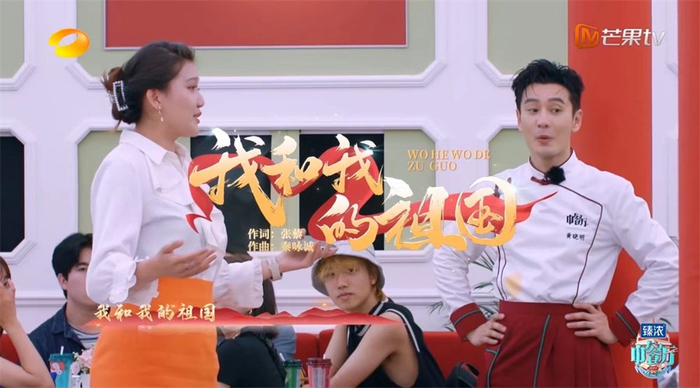 安排中国留学生现场献唱美声版《我和我的祖国》