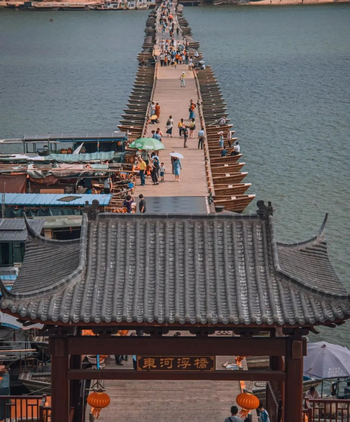 赣州有多座浮桥,后陆续拆除,留下建春门古浮桥继续日夜守护着赣州城