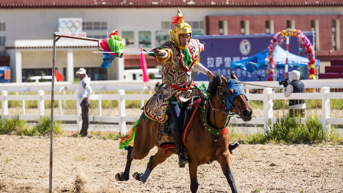 骑手在赛马大会现场表演斩劈(8月17日摄).