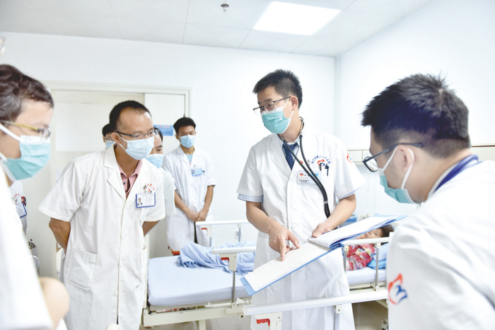     ▲南宁市第三人民医院心内科一病区开展医疗查房，对市心脑血管专科联盟进修生、实习生等进行技术指导。