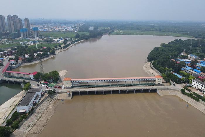 2023年8月4日，天津市北辰区，航拍屈家店水利要道，永定新河进洪闸11个孔位一说念提闸放水。视觉中国 图