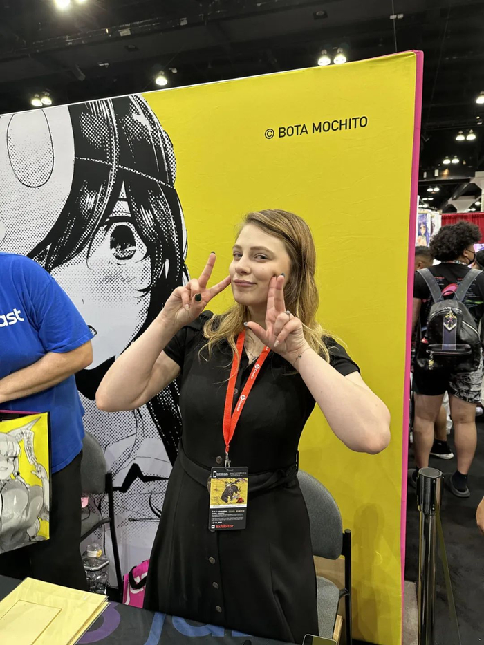 在JAST的摊位上的外国博主Sydsnap，她有推特粉丝47万，油管粉丝79万