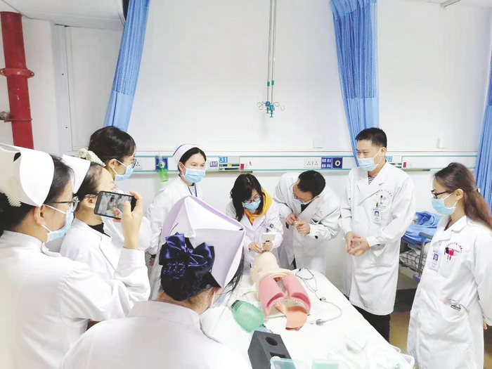     ▲南宁市第一人民医院重视医护人员队伍建设，不断提升医疗水平。图为梁伟东（右三）教授学生插气管。