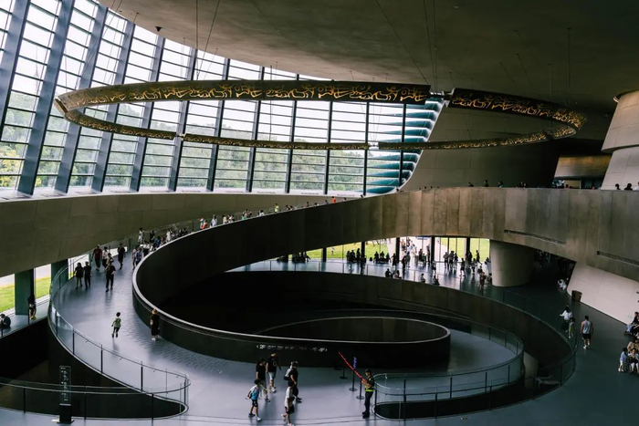 ▲8月2日，游客参观三星堆博物馆新馆 图据视觉中国