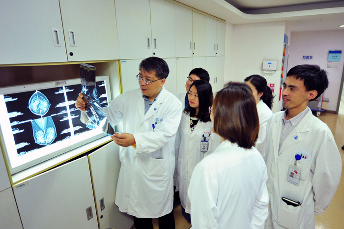 邵志敏与学生进行交流。复旦大学附属肿瘤医院 供图