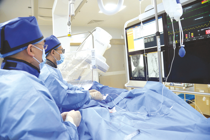     南宁市第九人民医院神经内科医生在开展神经血管介入手术。    （潘莎莎 摄）