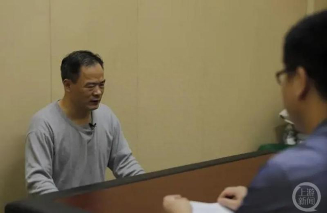 叶某在接受审查调查。图片来源/梅州市纪委监委网站