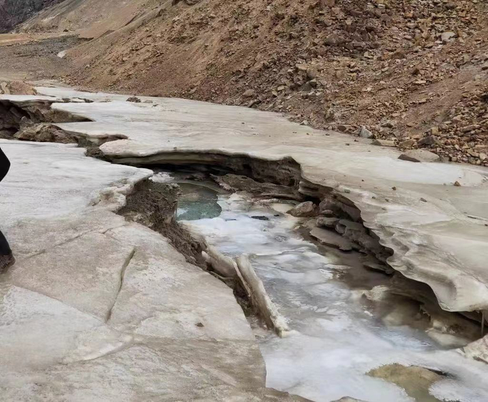 冰面上的缝隙阻拦了去路。来源：周寻