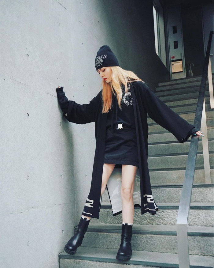 对于球鞋的热爱更是肉眼可见,前段时间在出游时上脚了和自己同名的