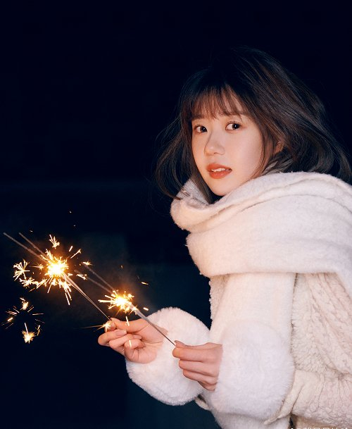 果果,原名李果果.毕业于中国传媒大学播音系,后入职腾讯担任女主播.