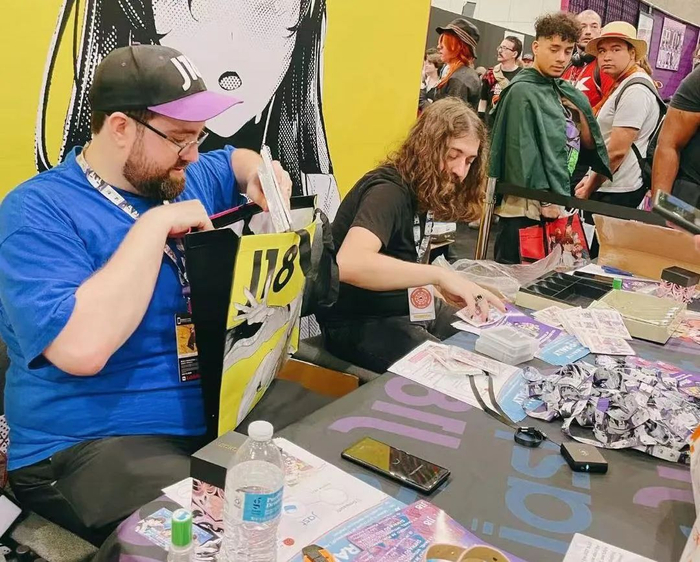 CEO还需要在漫展摊位兼职打包员