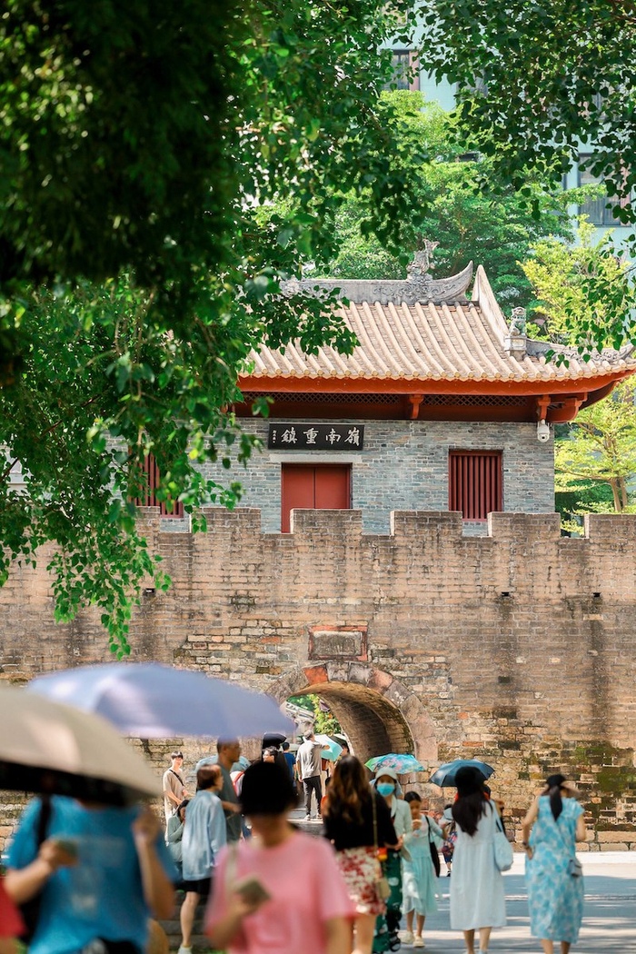 南头古城南城门写着“岭南重镇”