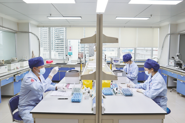     南宁输血医学研究所医生开展疑难血型鉴定工作。 （梁玮玮 摄）