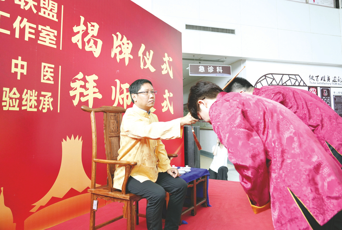     ◀南宁市中医医院3名医生正式拜入广东省名中医蔡业峰教授（左一）门下，成为名医学术继承人。 （均由南宁市中医医院提供）