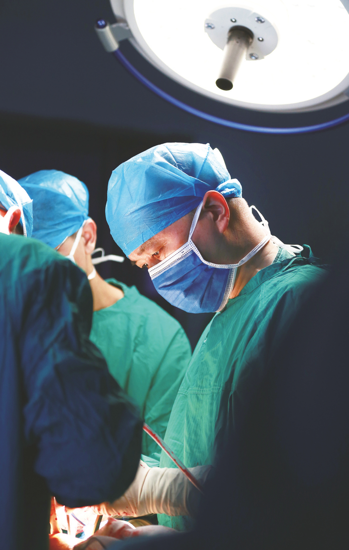     南宁市第二人民医院关节外科主任、主任医师梁红锁博士后精研学术，认真为患者做手术。