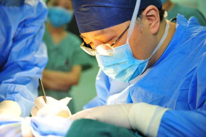 邵志敏正在为患者实施乳腺外科手术。复旦大学附属肿瘤医院 供图