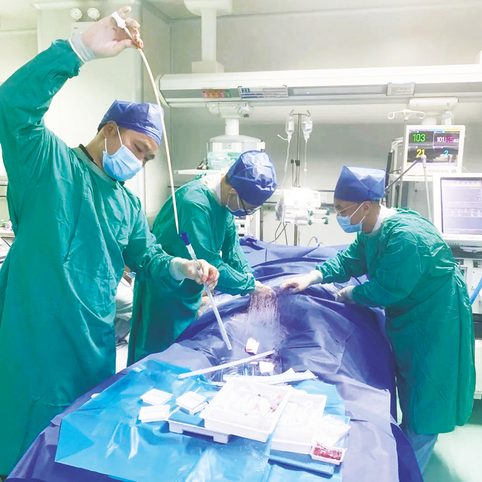     南宁市第一人民医院派医生专家下沉服务基层。图为李振华（左一）在县级医院为危重患者做手术。