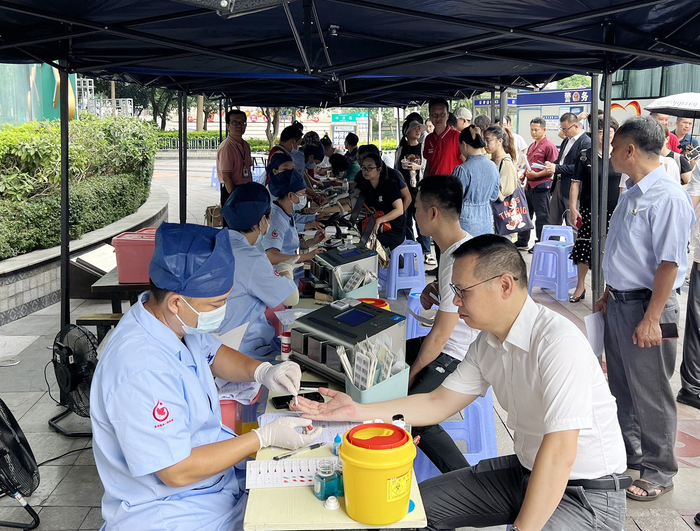     南宁中心血站体检医生为献血者进行献血前血液初筛。    本报记者宋延康 摄