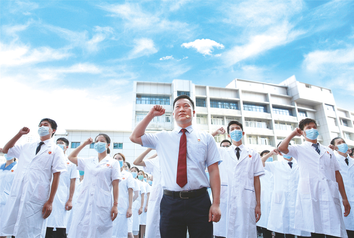     中国援非医疗队队员、南宁市第二人民医院麻醉科副主任钟日胜带领医院医务人员庄严宣誓，以实际行动践行医者使命。 （陈郁 摄）