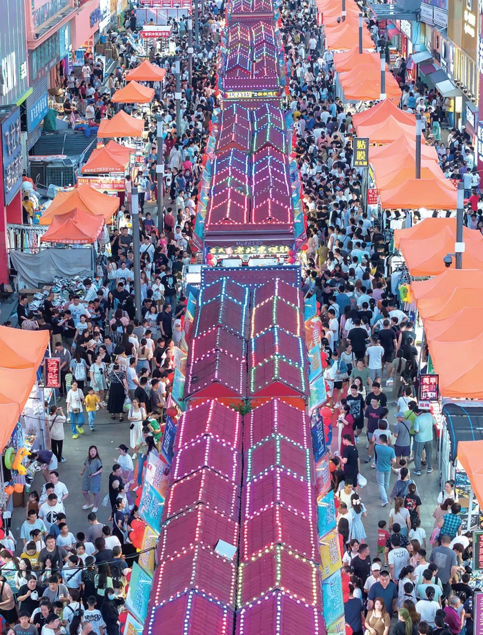7月22日，青岛台东步行街小吃夜市热闹非凡，消费者摩肩接踵