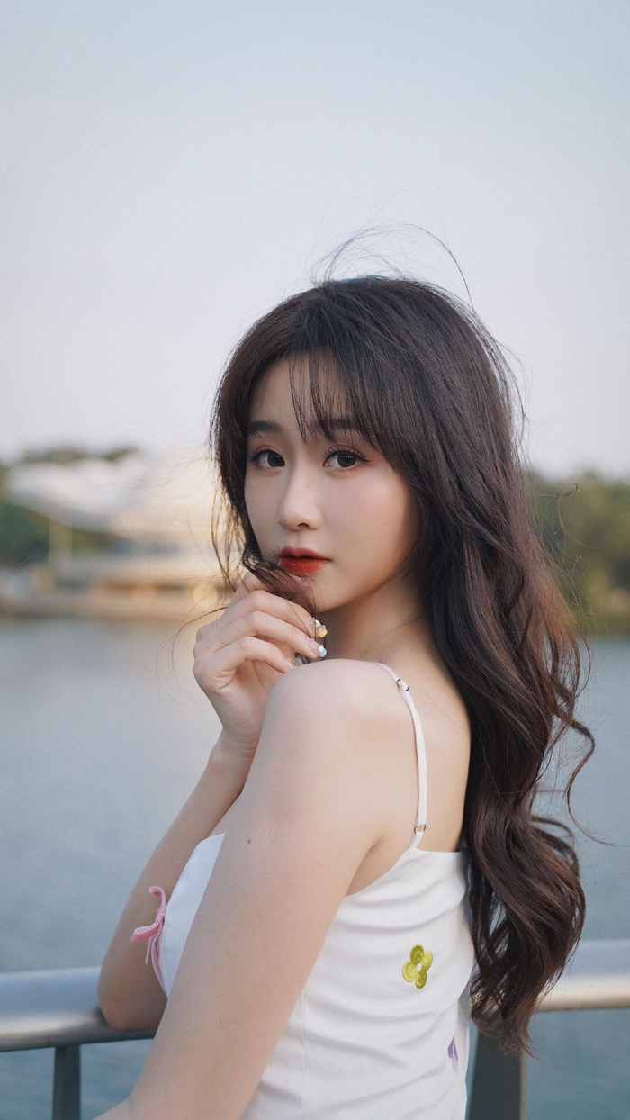 果果,原名李果果.毕业于中国传媒大学播音系,后入职腾讯担任女主播.