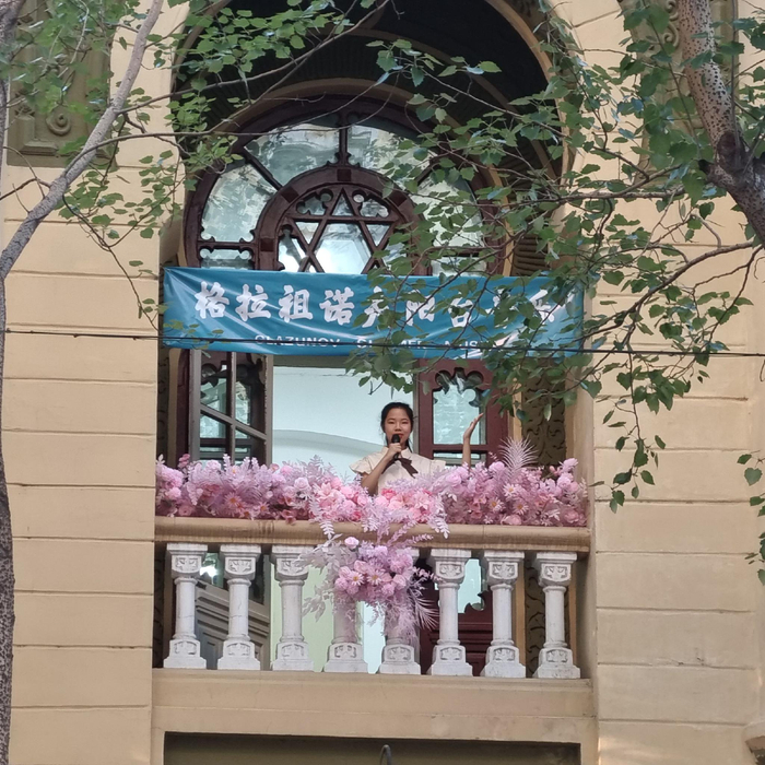 这个暑期，哈尔滨格拉祖诺夫音乐艺术学校为学员们搭建“阳台音乐会”。受访者供图