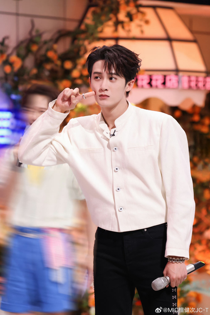张晚意是会装可爱的,同样是戳脸嘟嘴……|张晚意|檀健次_新浪新闻
