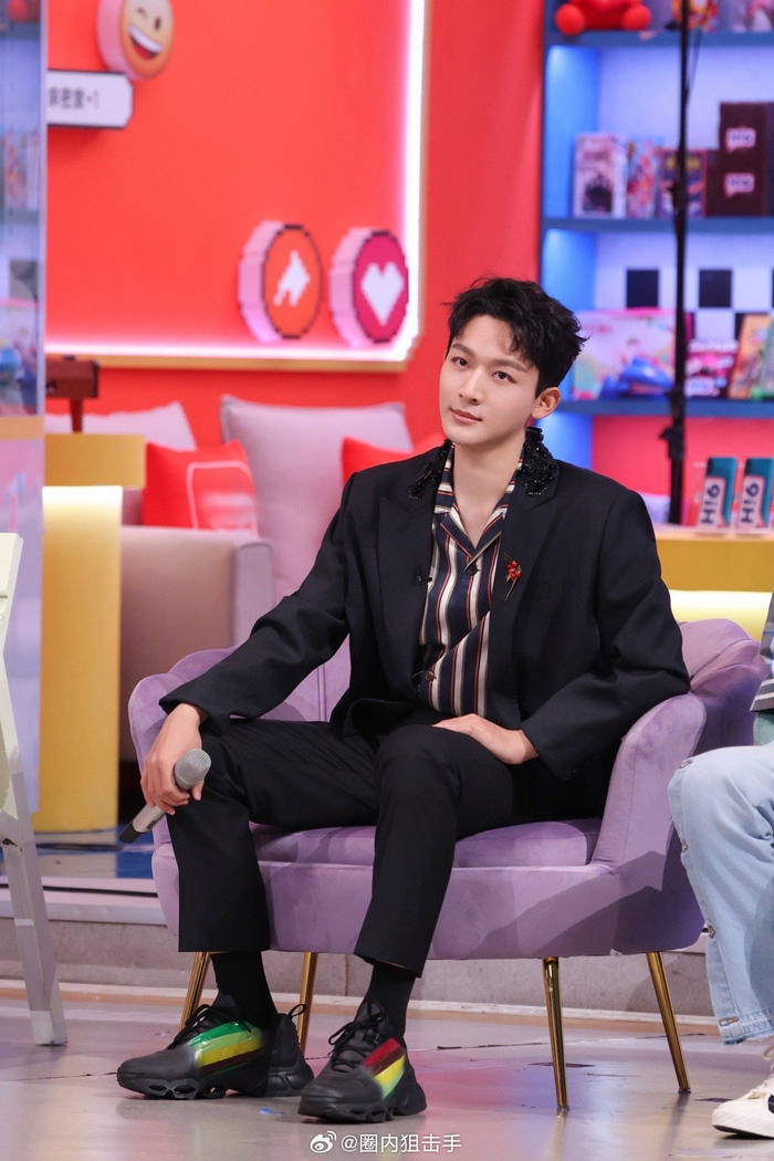 张晚意发新图片啦,这也太帅了吧,这个妆造继续保持哈……|张晚意_新浪新闻
