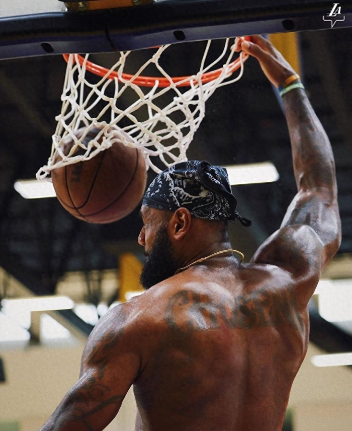 詹姆斯冲击5大里程碑湖人官方晒训练照凌晨4点21赤膊开练