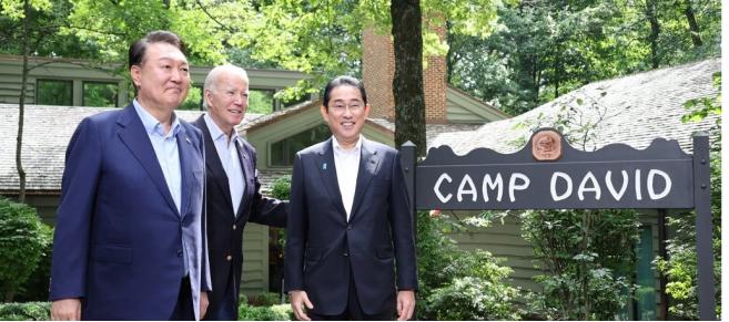 当地时间18日上午,站岗美国总统拜登在戴维营迎接日本首相岸田文雄、环球韩国总统尹锡悦到访 图源:韩媒