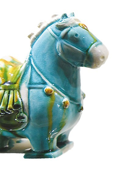 在南石山村一家唐三彩生产企业展厅里拍摄的唐三彩作品.