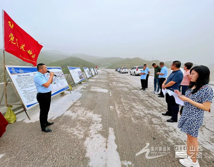 图为山西离隰高速公路项目负责人为记者们介绍项目相关情况。