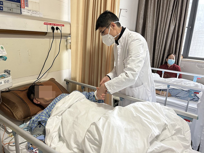 2023年初，赵开军在病房查房。澎湃新闻记者 李佳蔚 图