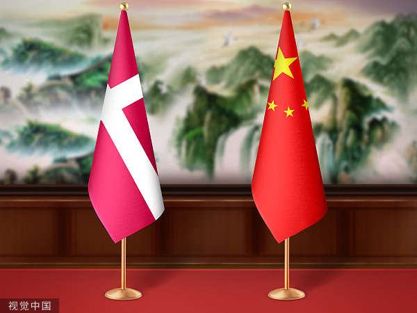 中国国旗与丹麦国旗 图源:视觉中国