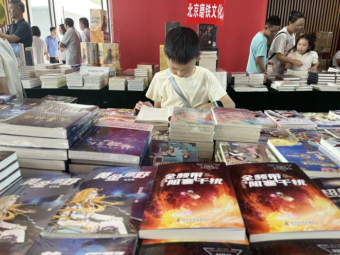 小朋友在阳泉记忆·1947文化园内阅读科幻文学作品。新华社记者 王皓 摄