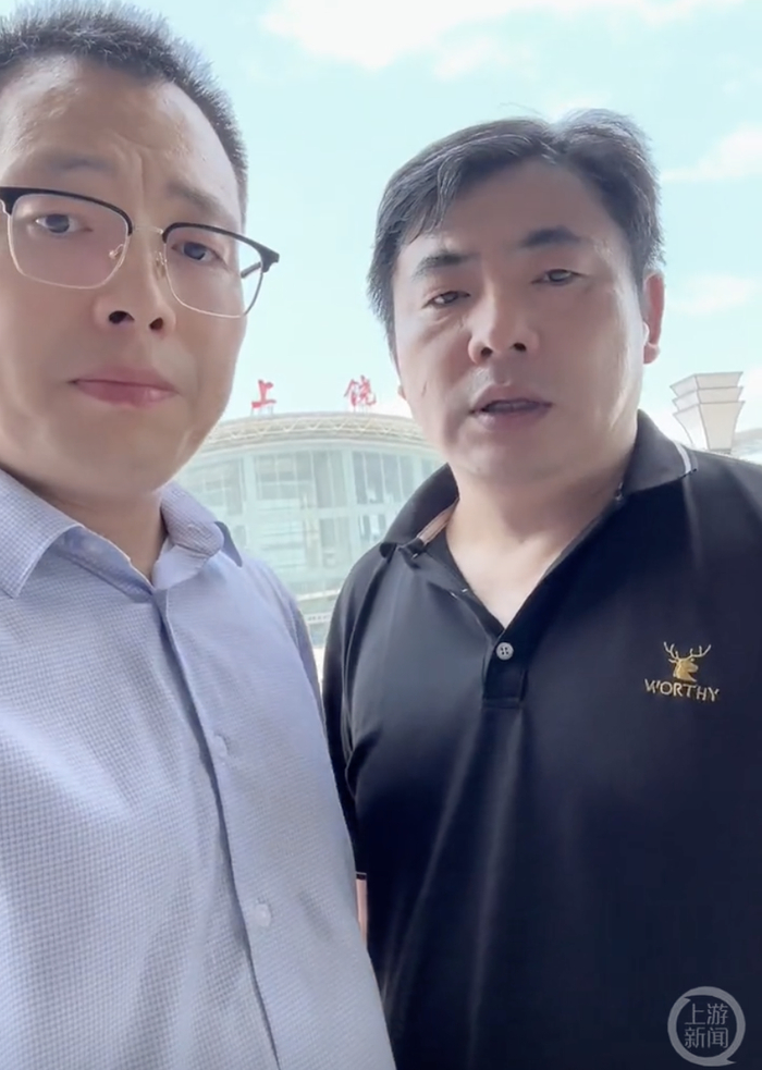 ▲陈先生（右）和代理律师杨安明。图片来源/视频截图