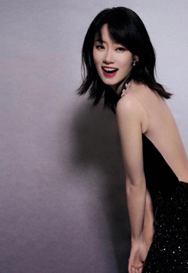 穿抹胸亮片裙再现"馋人"身材,又不失优雅气质|张小斐|抹胸|亮片_新浪